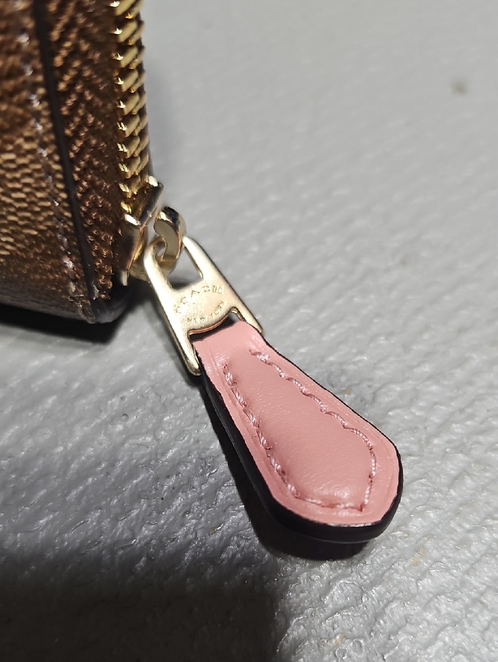 Coach C3288 NWOT Zip Around Wallet In Signature Canvas With Heart Floral Print - Picture 3 of 8